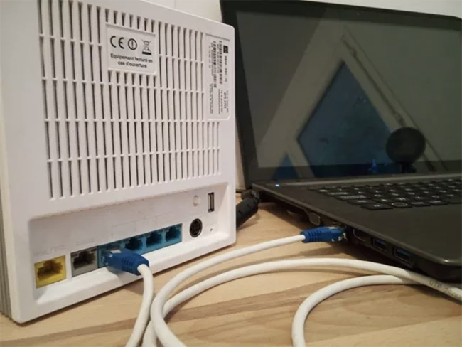 Verbind uw internetbox met uw Ordissimo via een Ethernet-kabel.